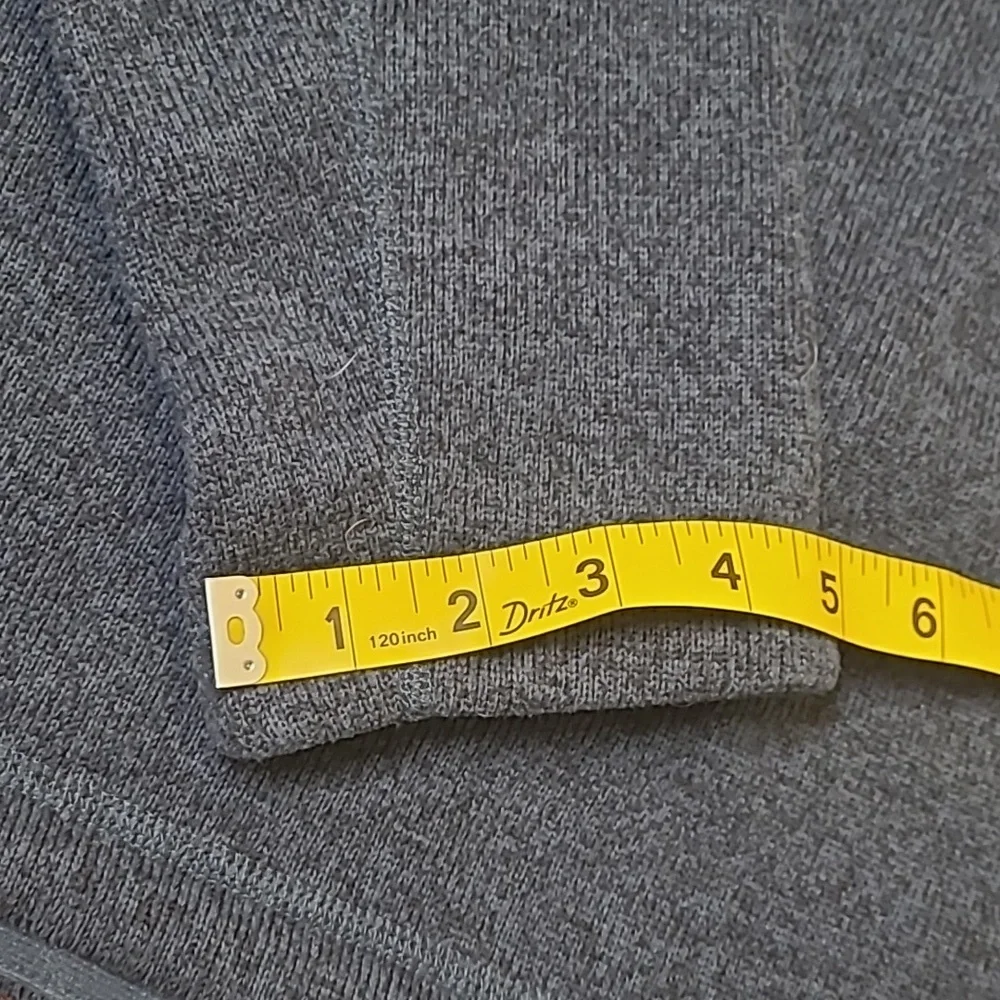 The North Face Gray Fleece Jacket for men colo blue zise m used good condition.